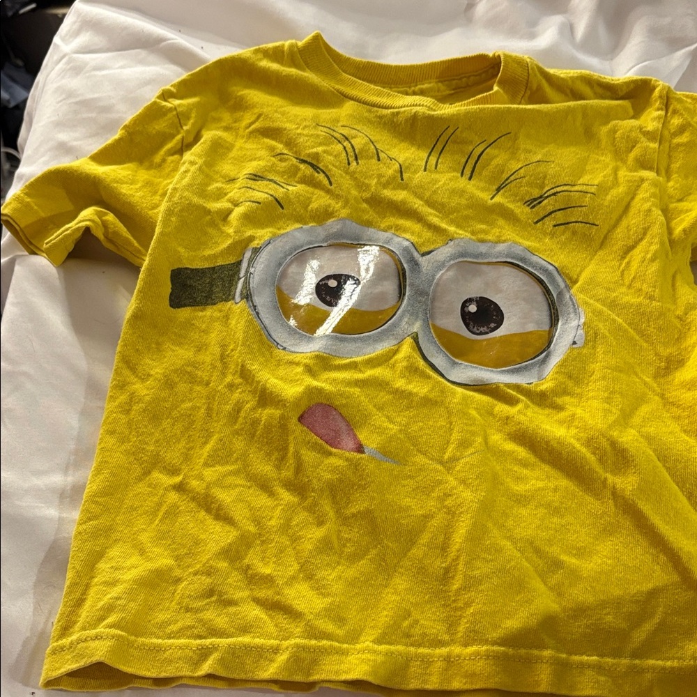 FINAL MARKDOWN Universal Yellow despicable me 2 Kids T-Shirt 5/6